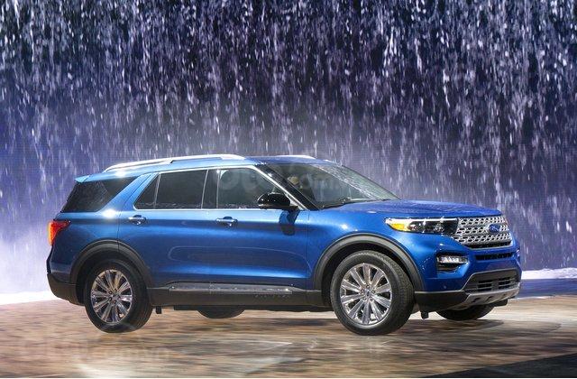 Ford Explorer 2020 mới màu xanh