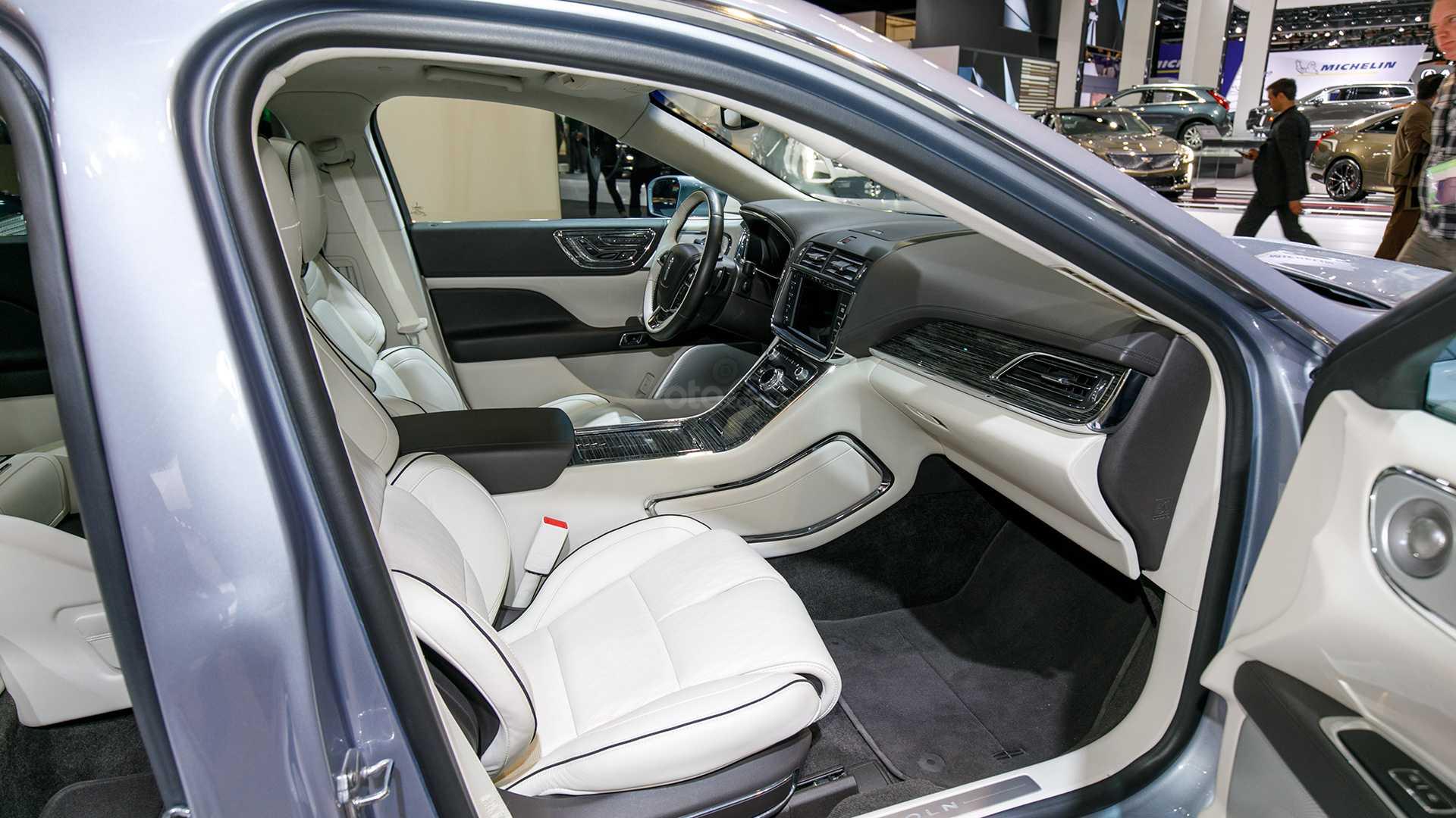 Hàng ghế trước Lincoln Continental 2019