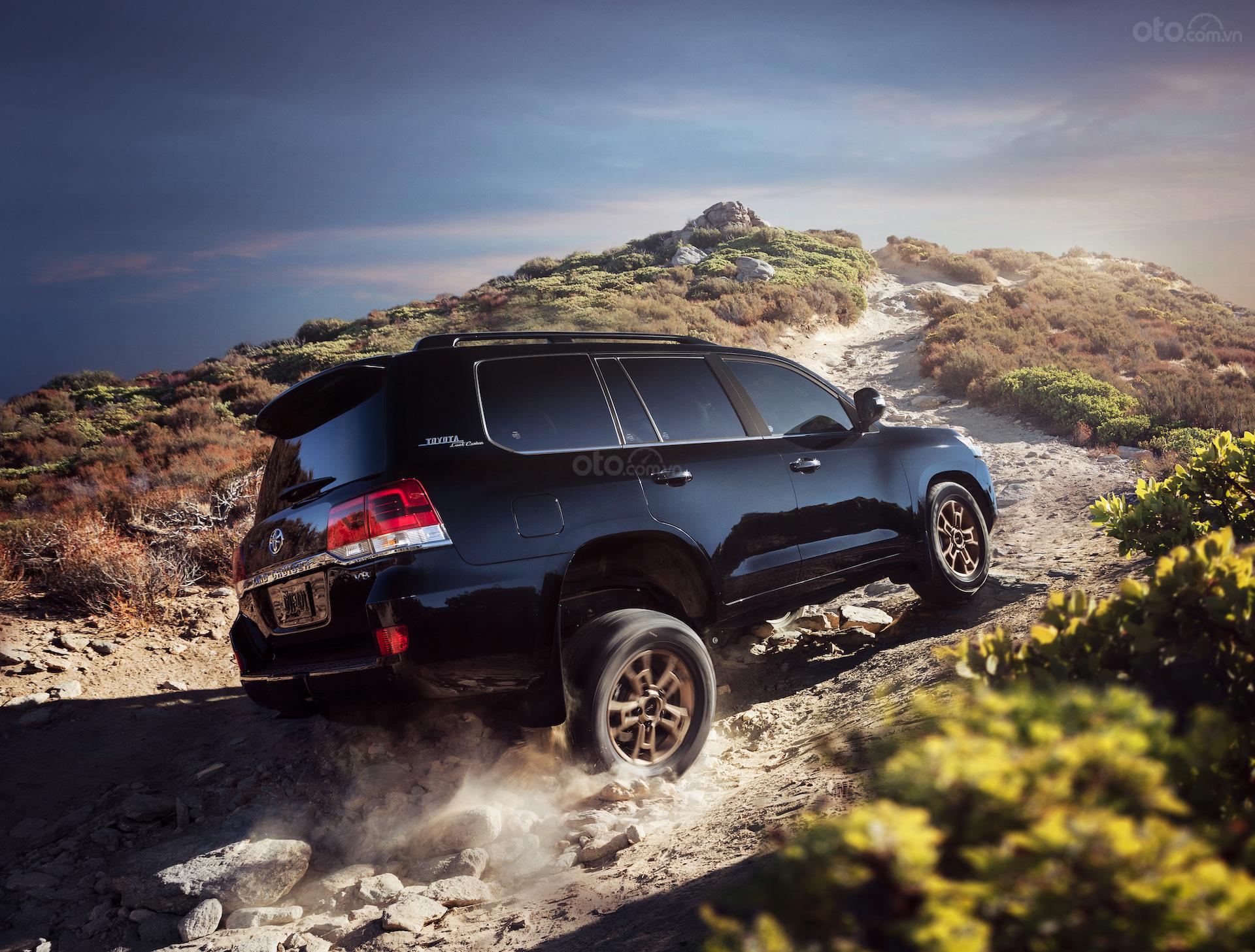 Toyota Land Cruiser 2020 Heritage Edition vượt địa hình