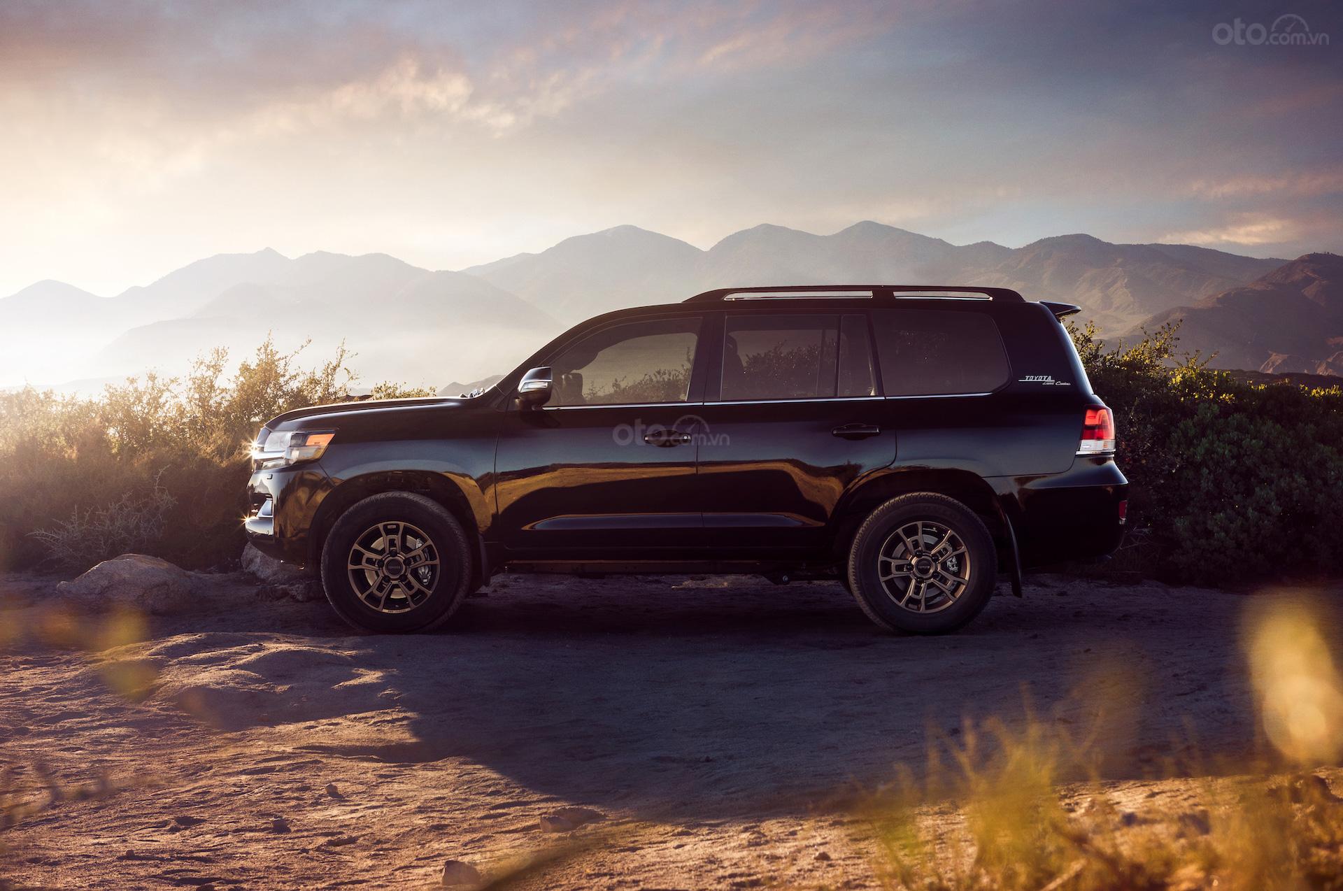Toyota Land Cruiser 2020 Heritage Edition chính diện thân xe