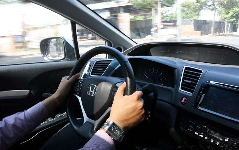 Tập trung khi lái xe 