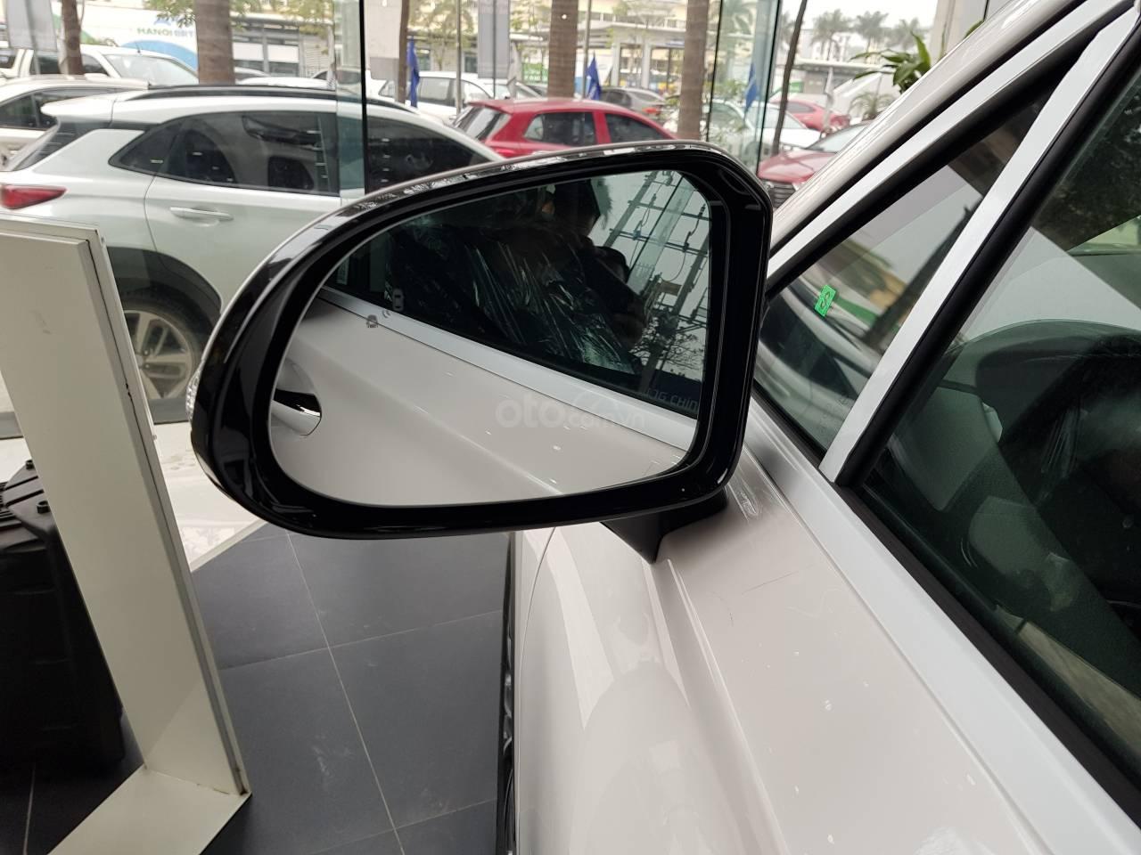 Ảnh chụp gương xe Hyundai Santa Fe 2019 màu trắng
