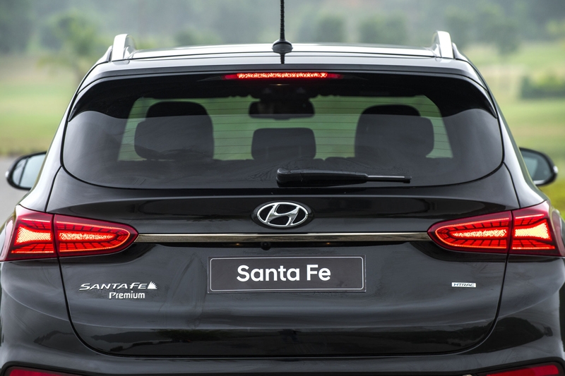 Ảnh chụp sau xe Hyundai Santa Fe 2019 màu đen