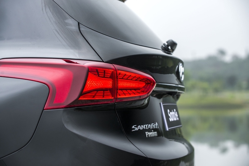 Ảnh chụp đèn hậu xe Hyundai Santa Fe 2019 màu đen