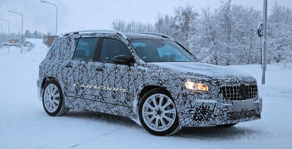 Mercedes-AMG GLB35 2020 - ảnh 1 Mercedes-AMG GLB35 2020 góc 3/4 đầu xe