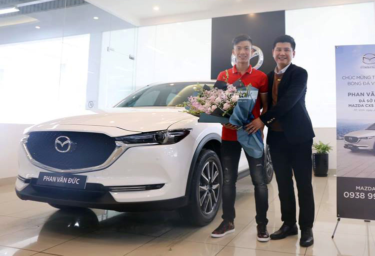 Vừa về tay, Phan Văn Đức đã cho Mazda CX-5 "hôn cổng" a1