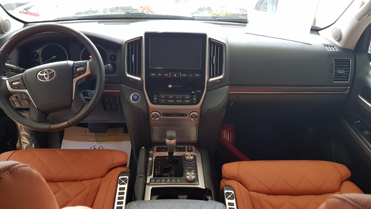 Toyota Land Cruiser MBS Autobiography 2019 bất ngờ hiện hình tại Việt Nam a10