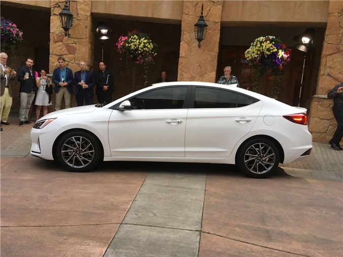 Hình ảnh thân xe Hyundai Elantra 2019 màu trắng