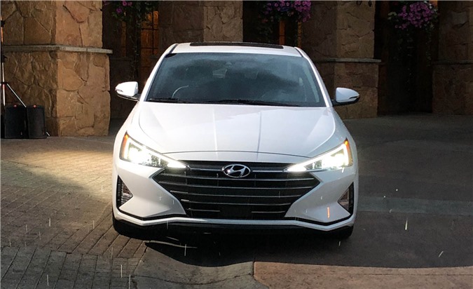 Ảnh chụp đầu xe Hyundai Elantra 2019 màu trắng