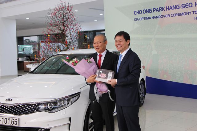 HLV Park Hang-seo còn từng nhận xe Kia Optima từ Thaco 