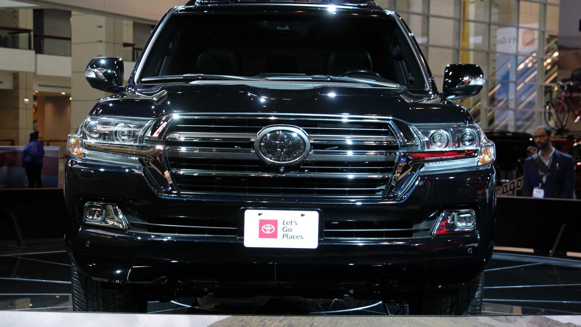 Toyota Land Cruiser Heritage Edition chính diện đầu xe