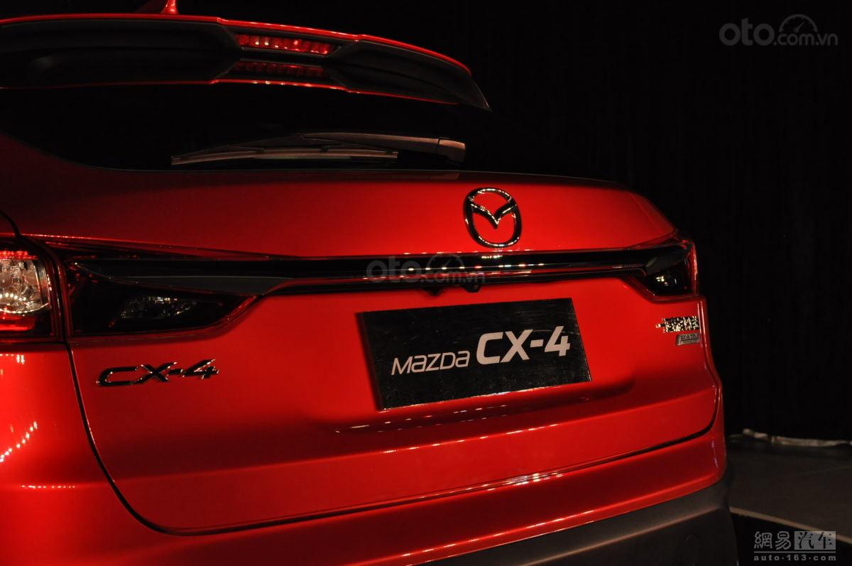 Mazda CX-4 cận cảnh đuôi xe