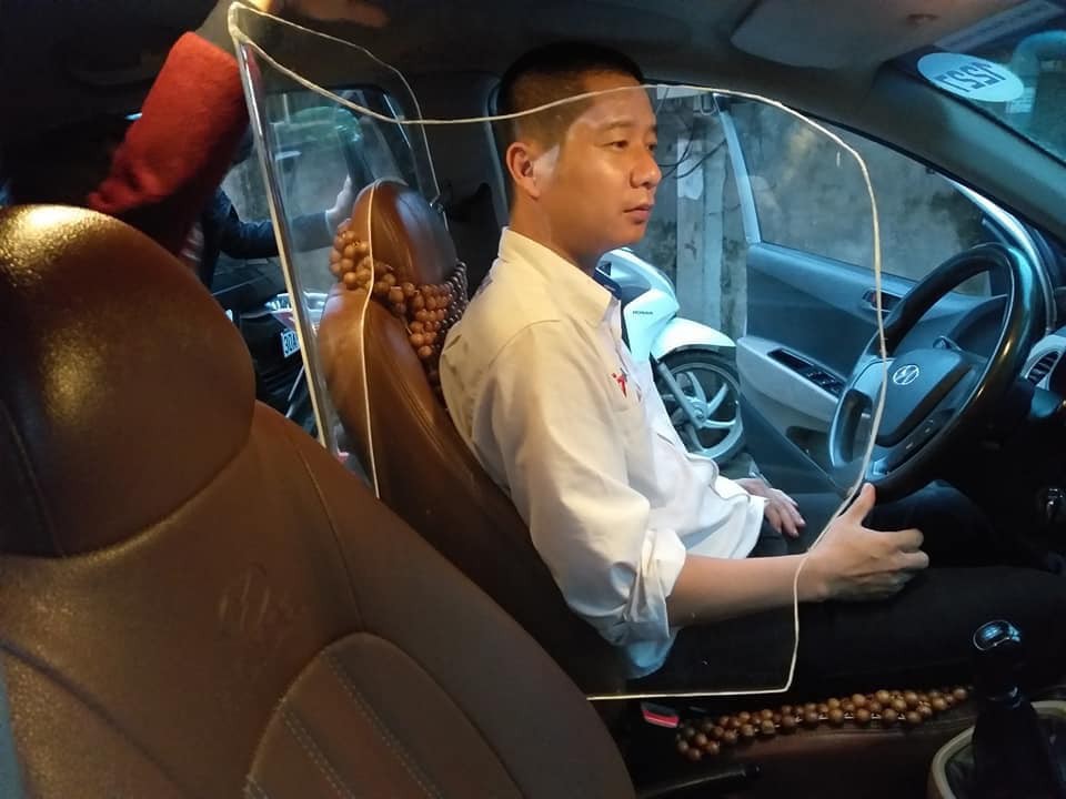 Hài hước nhưng an toàn nhờ chiếc “áo giáp tự chế” trên xe của tài xế taxi23