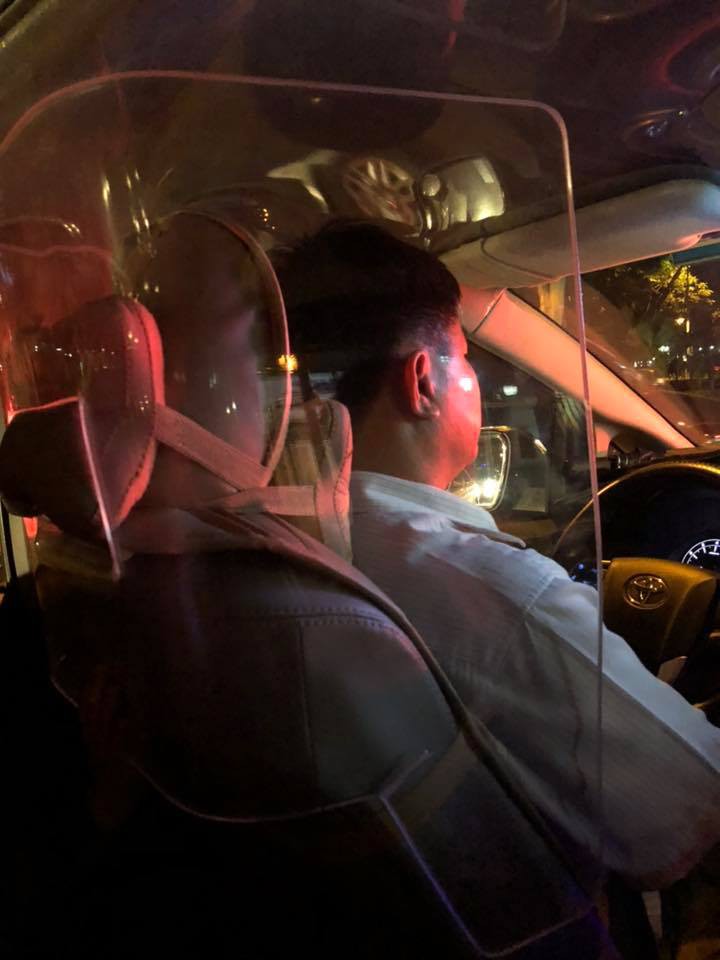 Hài hước nhưng an toàn nhờ chiếc “áo giáp tự chế” trên xe của tài xế taxi3aaa