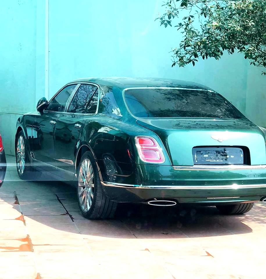 Bentley Mulsanne EWB thứ 3 có màu xanh lục
