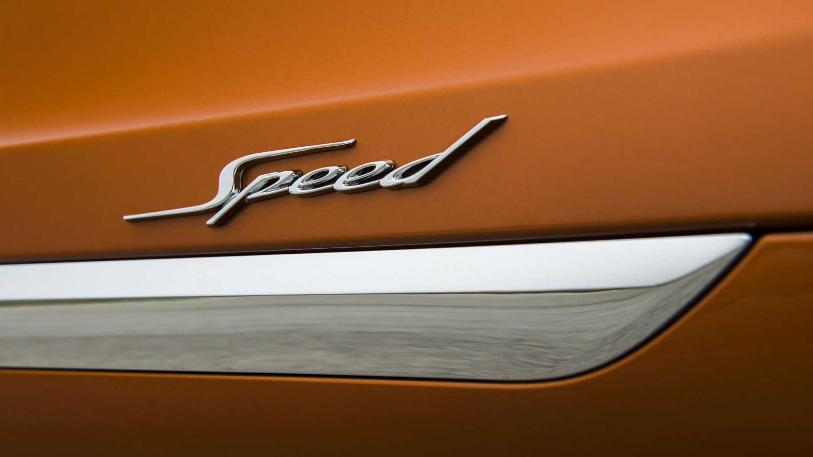 Logo Speed gắn bên hông xe Bentley Bentayga Speed...