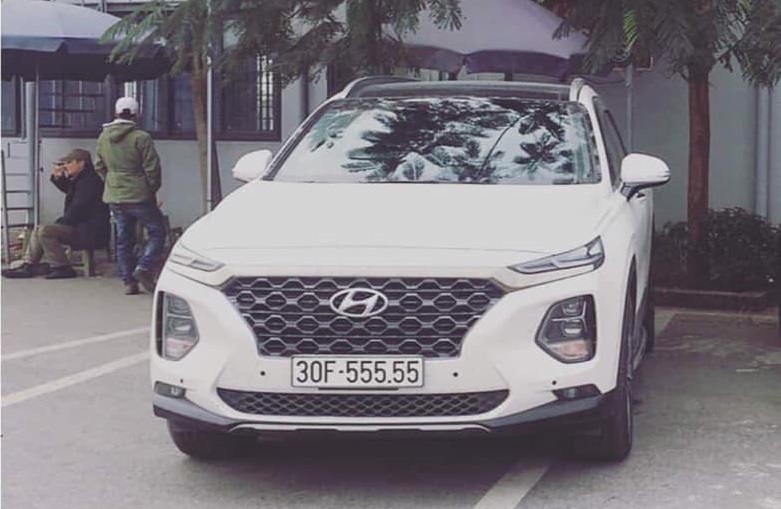Chiếc xe Hyundai SantaFe mang biển ngũ quý 5...