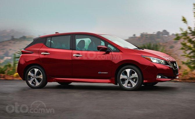 Nissan Leaf góc thân xe màu đỏ