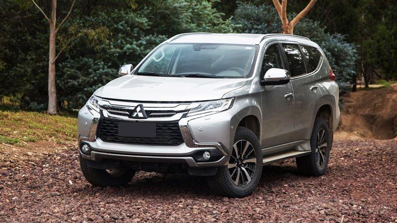 Mitsubishi Pajero Sport 2019 màu bạc...