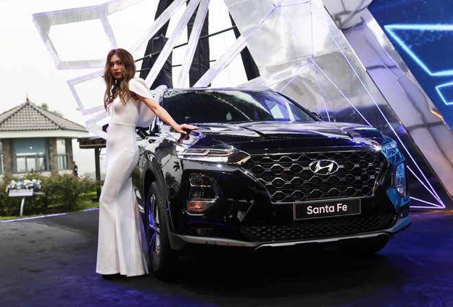 Hyundai Santa Fe 2019 màu đen bên cạnh người mẫu