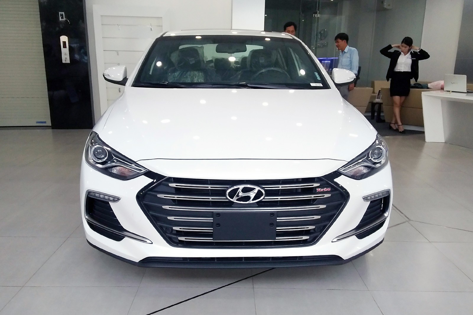 Hyundai Elantra giảm giá khoảng 5 triệu đồng tại các đại lý chính hãng a1