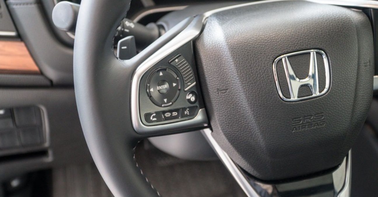 Đánh giá xe Honda CR-V 2018 bản 7 chỗ: Vô lăng bọc da.