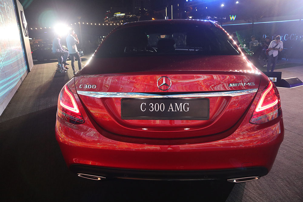 Cận cảnh đuôi xe Mercedes-Benz C300 AMG 2019 tại Việt Nam Đuôi xe Mercedes-Benz C300 AMG 2019 tại Việt Nam