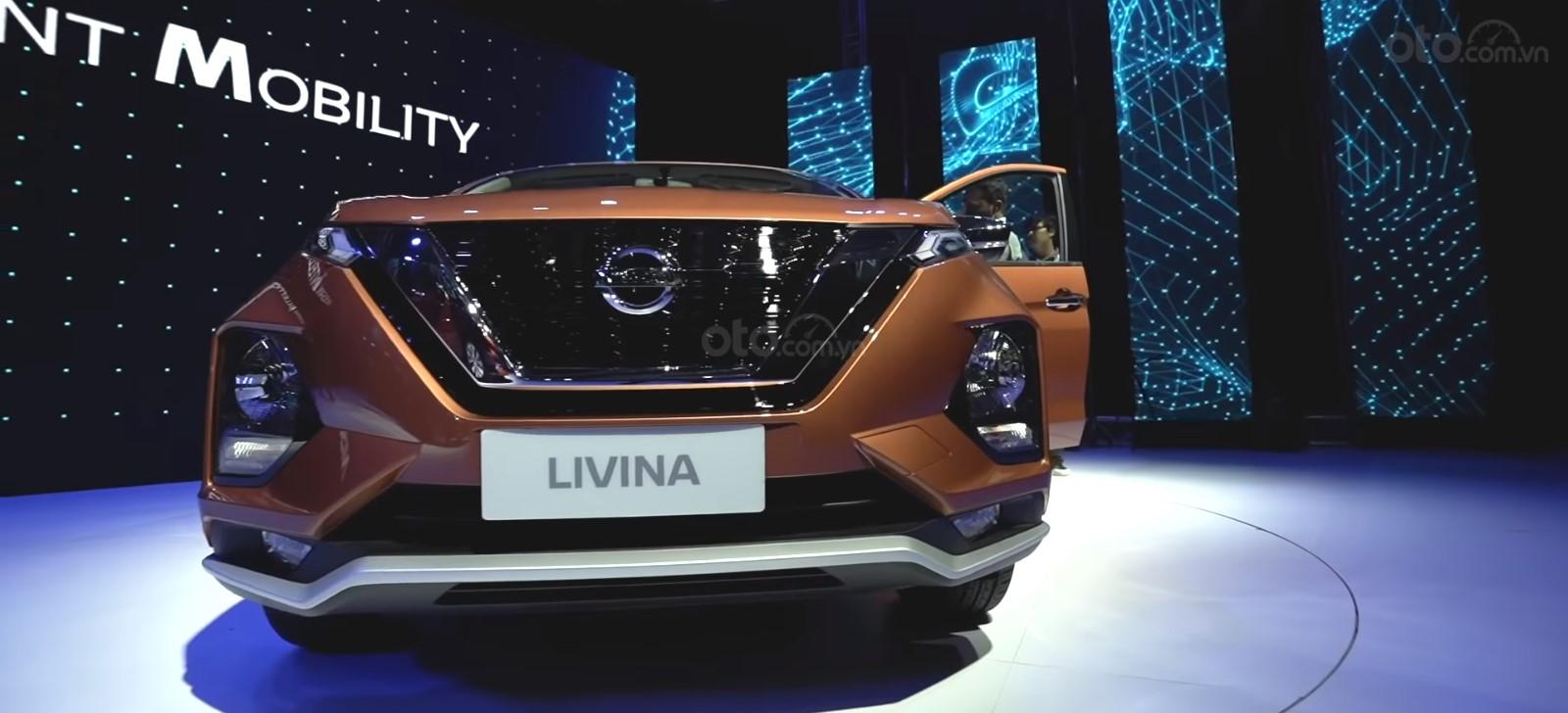 Ảnh chụp đầu xe Nissan Grand Livina 2020 màu cam