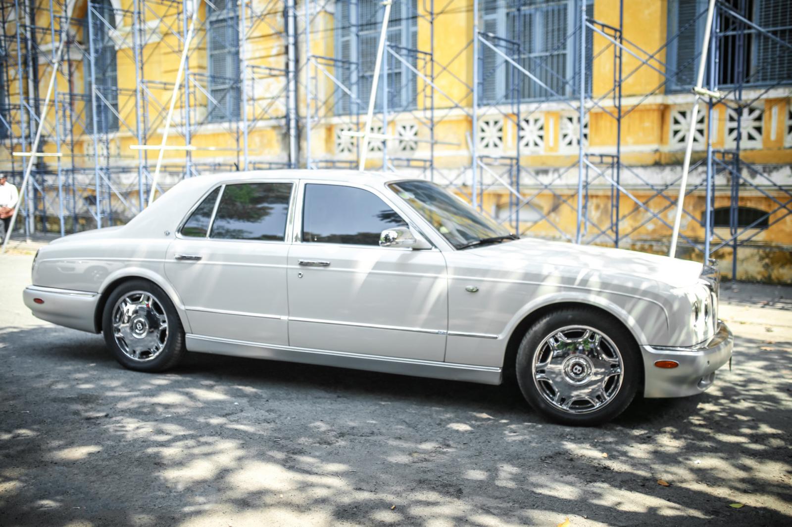 Bỏ qua hơn 100 xe "khủng", đại gia cafe Trung Nguyên chọn Bentley Arnage đời cũ để "đi" ly hôn