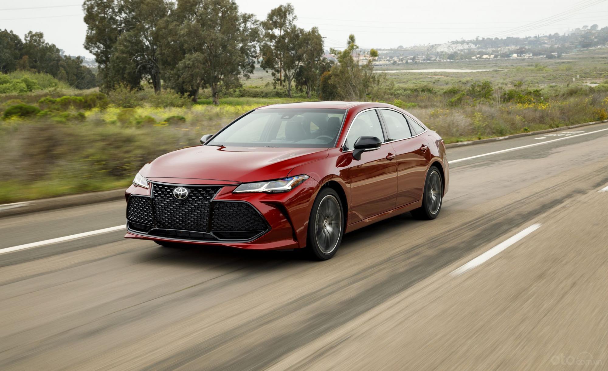 Toyota Avalon 2019 màu đỏ đang chạy