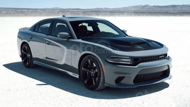 Dodge Charger 2019 màu xám trên sa mạc