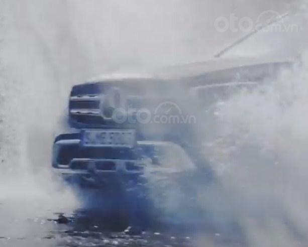 Đầu xe Mercedes-Benz GLC-Class 2019 hình cắt từ clip