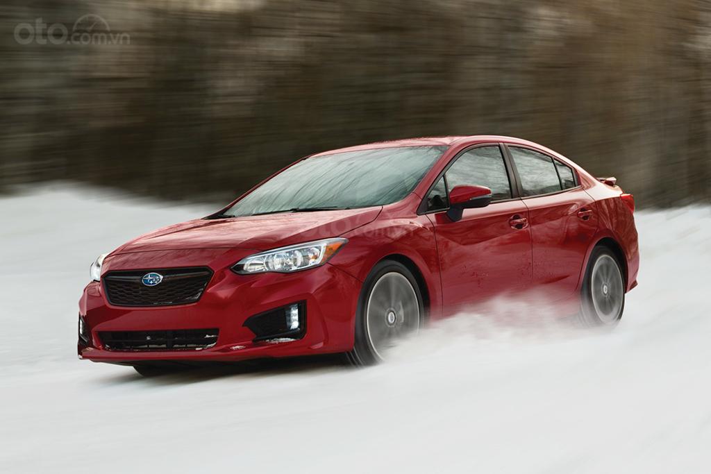 Subaru Impreza 2019 màu đỏ chạy trên tuyết
