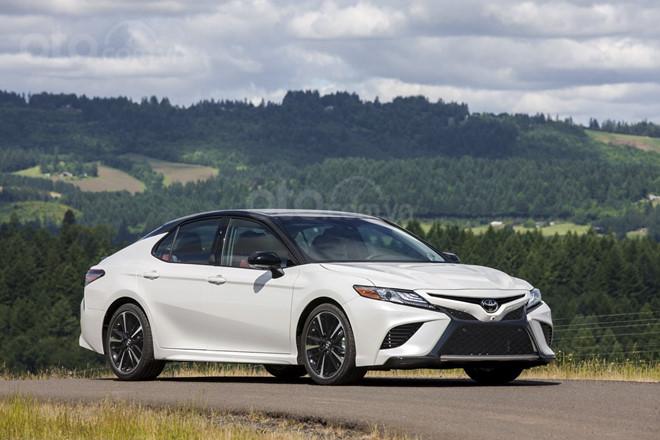 Toyota Camry 2019 màu trắng