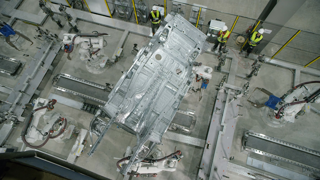 Các Robot trong nhà máy VinFast hàn khung xe...