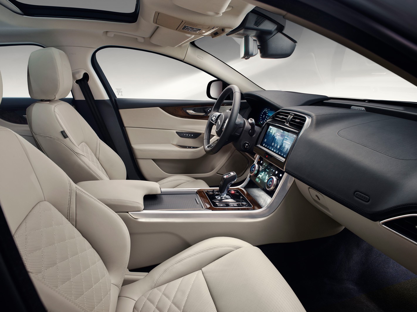 Jaguar XE 2019 nội thất a2.