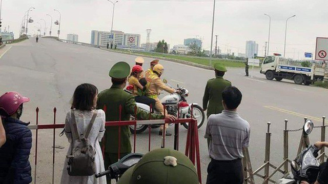 Xúc động hình ảnh CSGT dùng xe đặc chủng chở cháu bé đi cấp cứu khi đường bị cấm