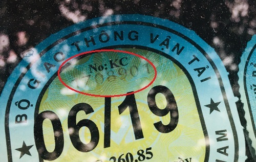Team đăng kiểm thường dán trên kính lái ô tô...