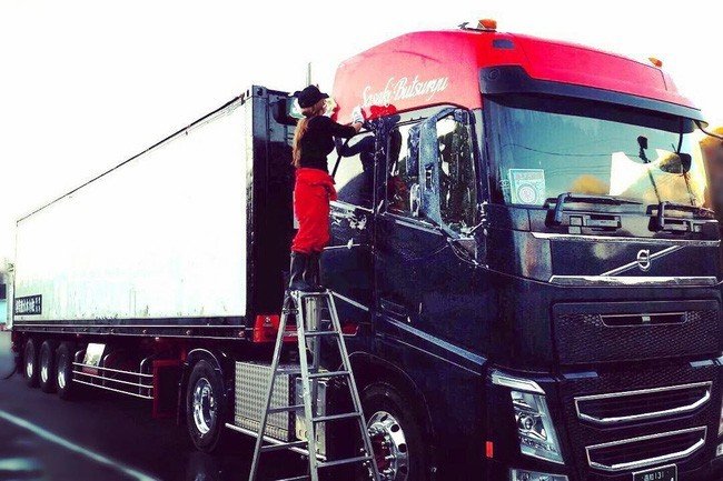 Ngất ngây ngắm nữ tài xế nóng bỏng nhất Nhật Bản - Ảnh 4.