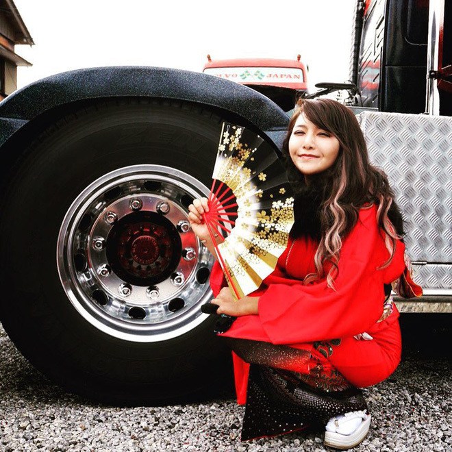 Ngất ngây ngắm nữ tài xế nóng bỏng nhất Nhật Bản - Ảnh 5.