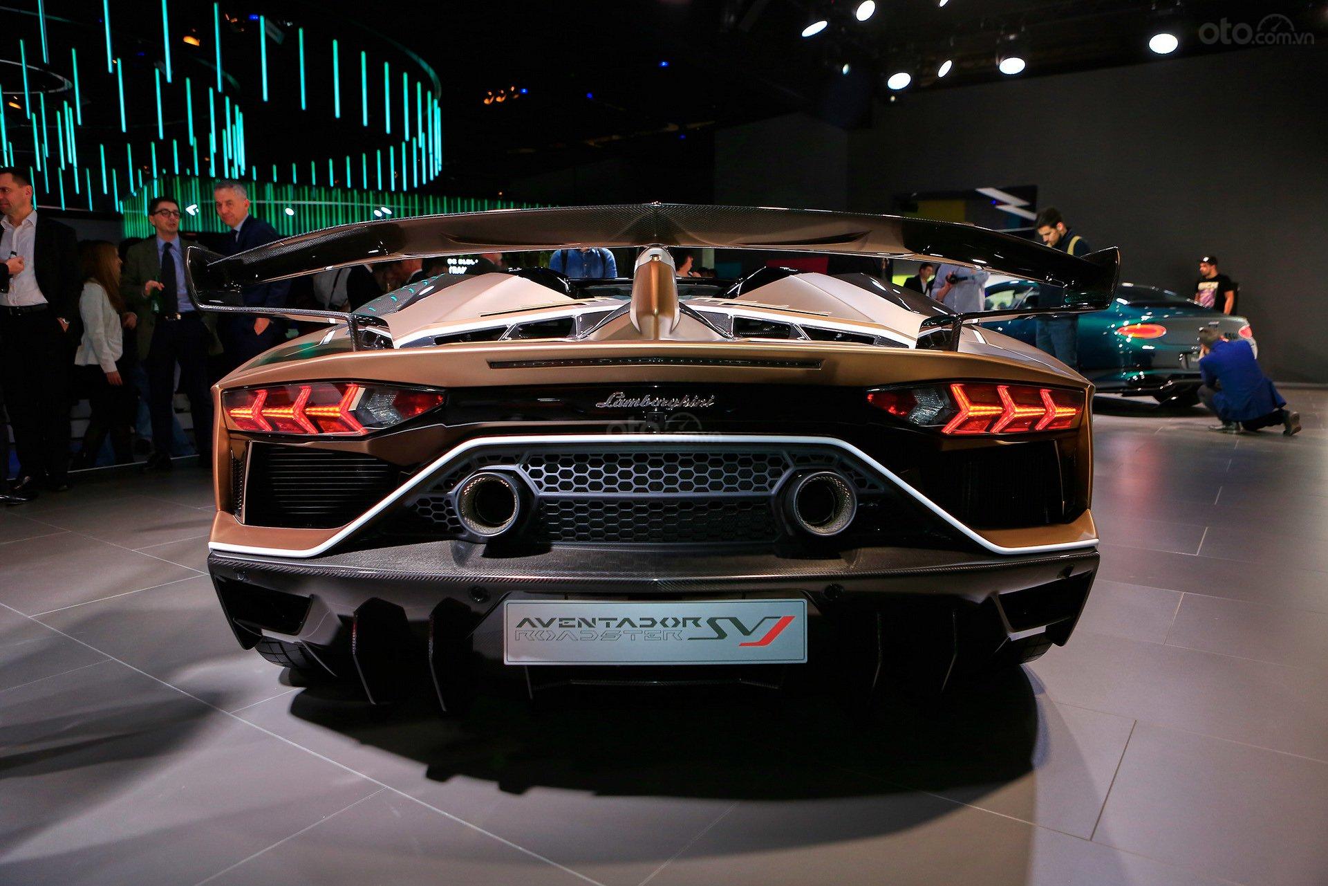 Lamborghini Aventador SVJ Roadster đuôi xe 2