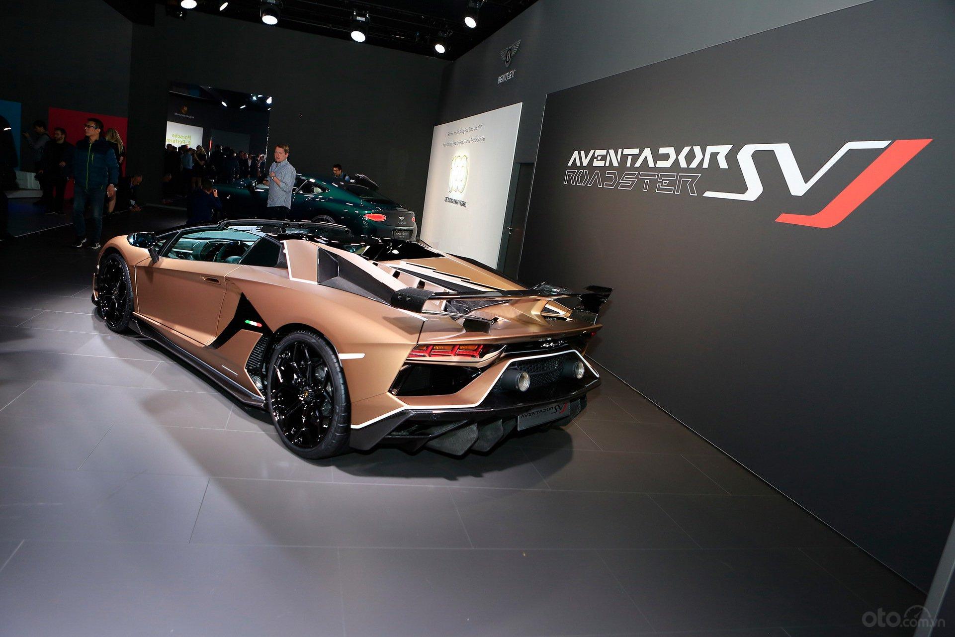 Lamborghini Aventador SVJ Roadster đuôi xe