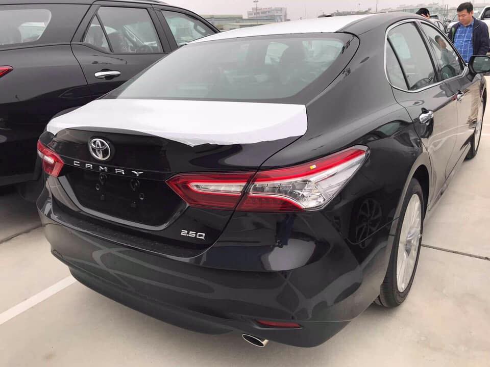 Toyota Camry 2019 về tới đại lý, giá cao hơn đời cũ a3