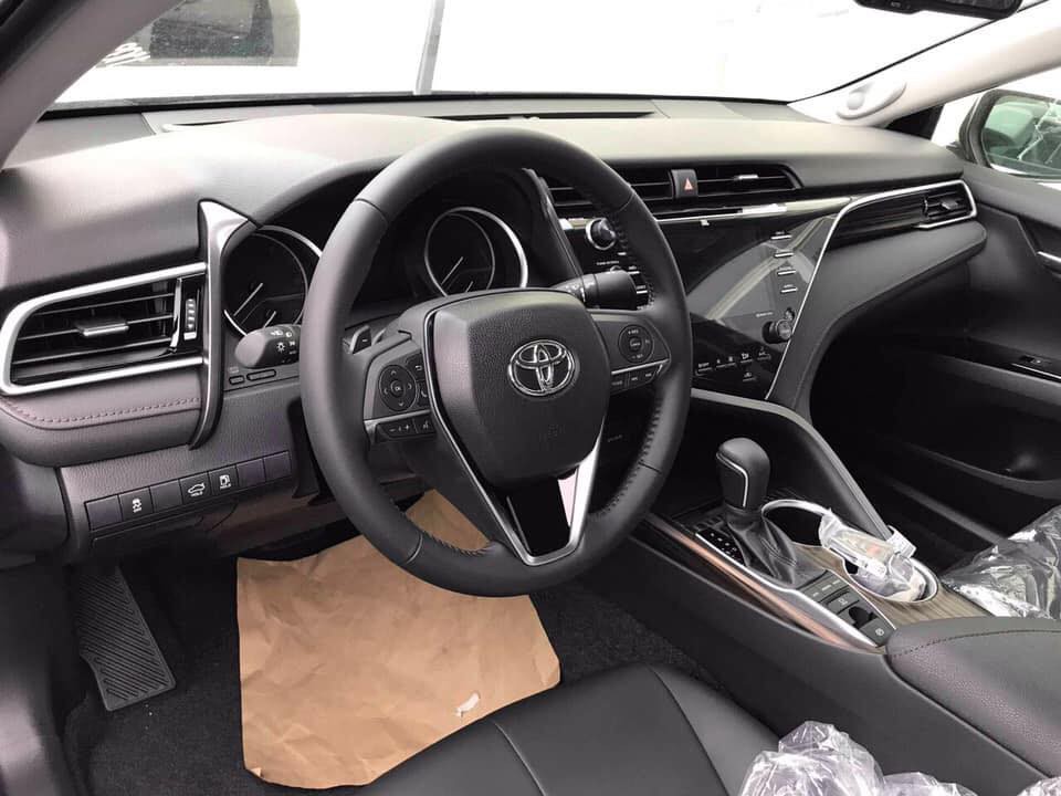 Toyota Camry 2019 về tới đại lý, giá cao hơn đời cũ a4