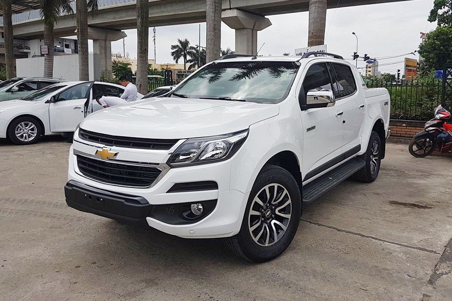 Bán tải Chevrolet Colorado màu trắng 