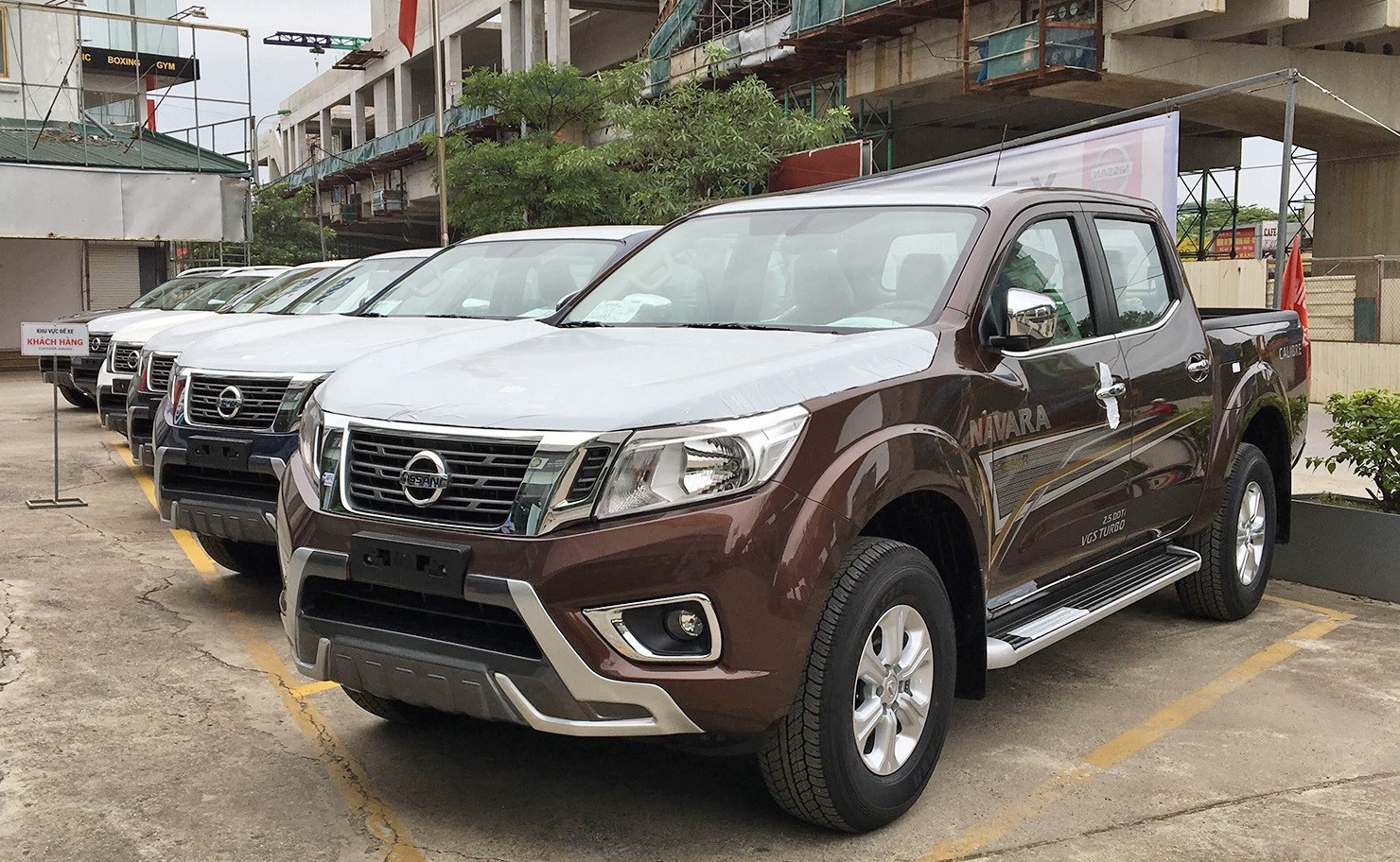 Bán tải Nissan Navara màu nâu
