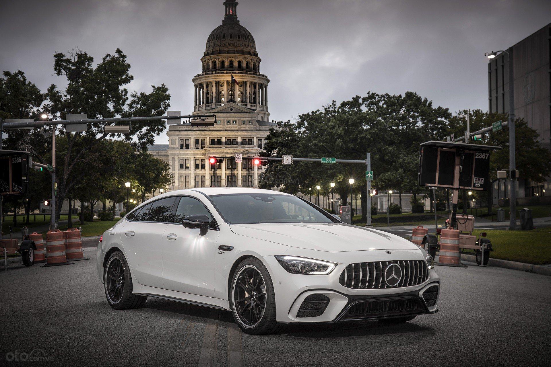 Mercedes-AMG GT 53 Coupe đầu xe