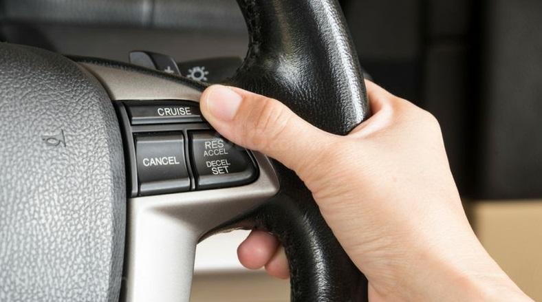 Nút bấm kích hoạt và điều chỉnh Cruise Control trên ô tô...