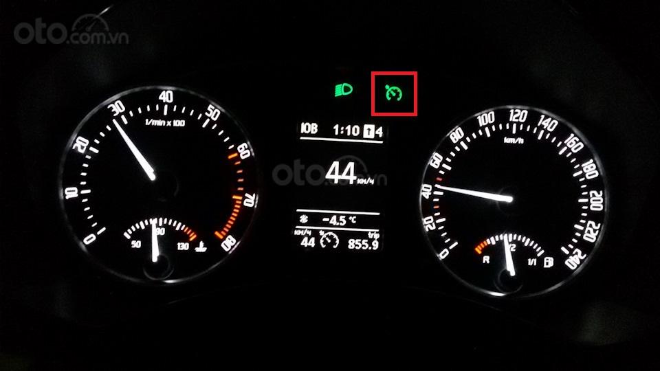Đèn báo Cruise Control bật sáng trên bảng đồng hồ taplo khi được kích hoạt...