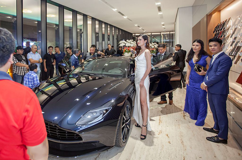 Danh tính 3 đại gia Việt sở hữu siêu xe Aston Martin chính hãng đầu tiên tại Việt Nam 12 Danh tính 3 đại gia Việt sở hữu siêu xe Aston Martin chính hãng đầu tiên tại Việt Nam12sss